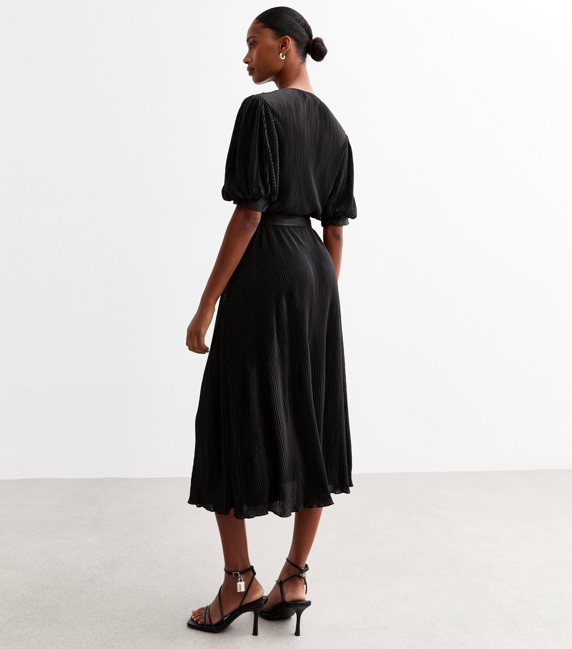 Black Short Sleeves Plisse Wrap  Midi Dress